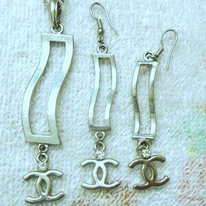 NEW VINTAGE Y2K DESIGNER SILVER TONE NECKLACE AND EARRING SET